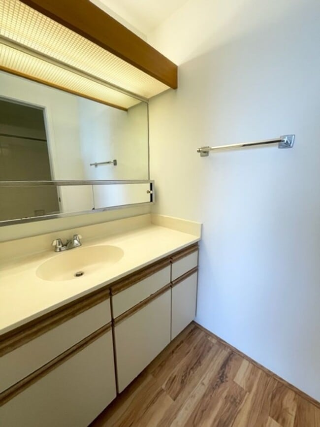 Building Photo - Rarely available corner end 2 bed 2 bath u...