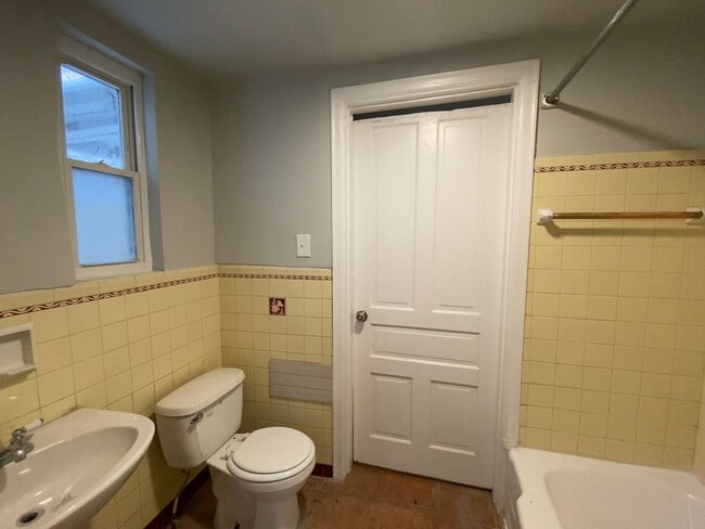 Building Photo - CENTRALLY LOCATED 6 BEDROOM 2 BATH OVER 2200 SQ FT!