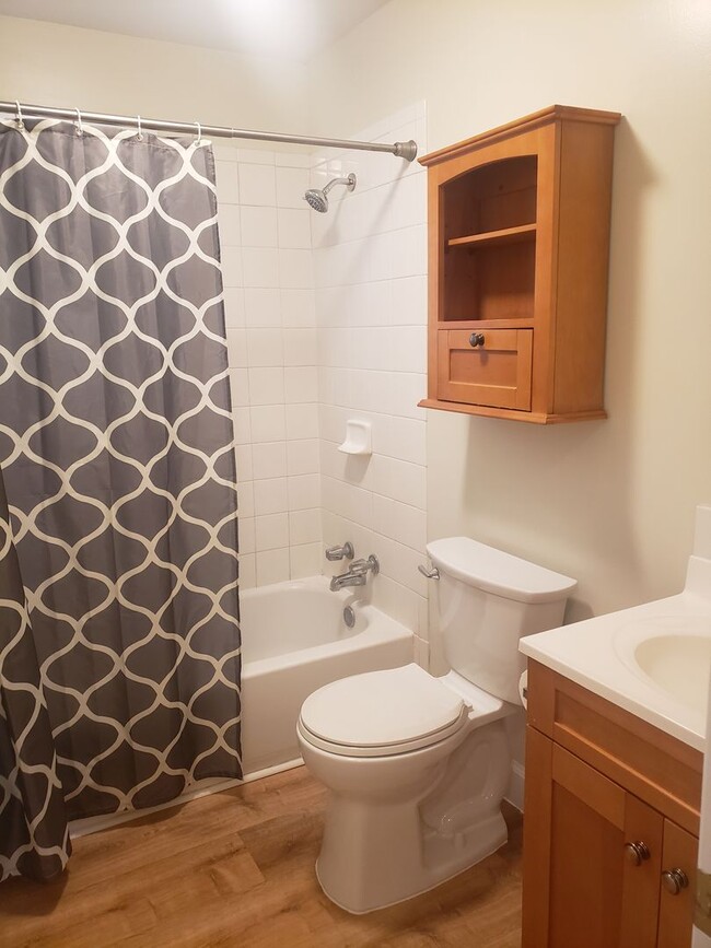 Building Photo - Charming Cottage in Woodburn with Large Yard!