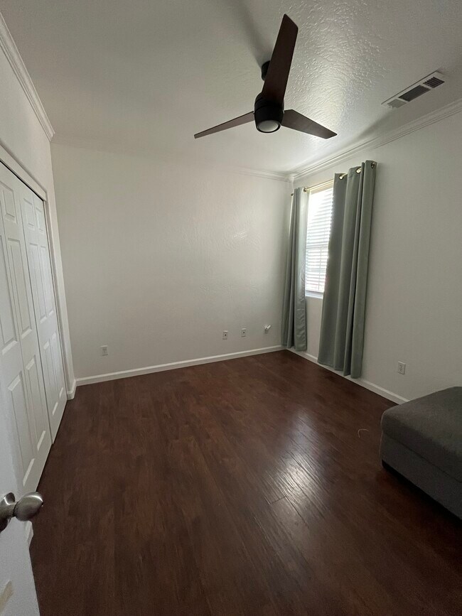 Building Photo - 5183 E Lowe Ave