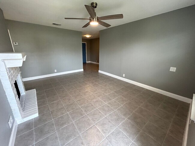 Building Photo - *COMING SOON* Open-Concept 3BD/2BA with Cozy Fireplace & Modern Stainless Kitchen!