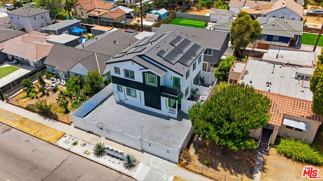 Building Photo - 5853 Vineland Ave