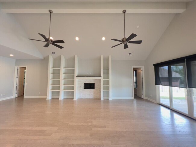 Building Photo - 424 Seville Dr