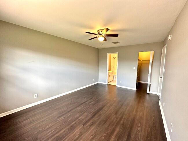 Building Photo - 947 Country Wood Ct