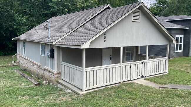 Building Photo - Fully renovated 3 bedroom, 2 bath home. Available now for $1395/month