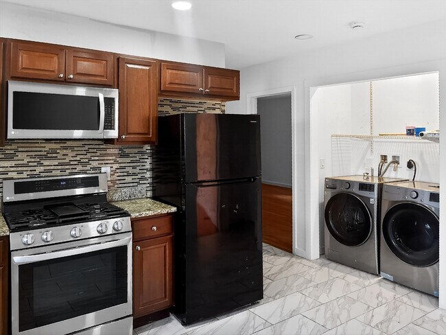 Building Photo - 247 Pilgrim Ave