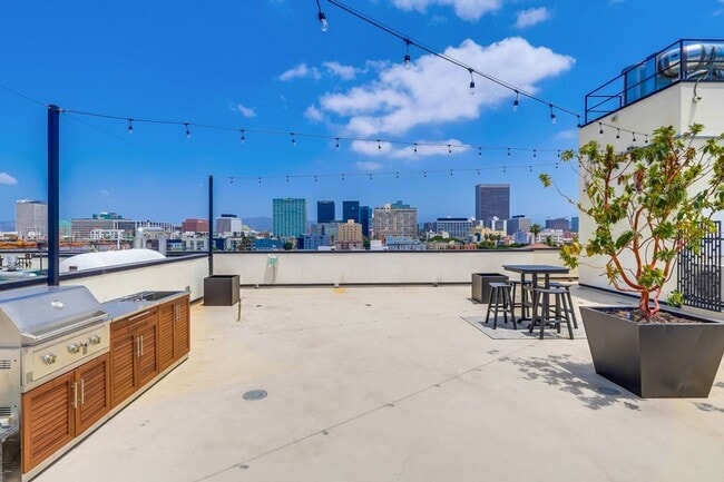 Building Photo - 1bd/1ba Loft in Prime Koreatown w/City Skyline Views and W/D Call Today!