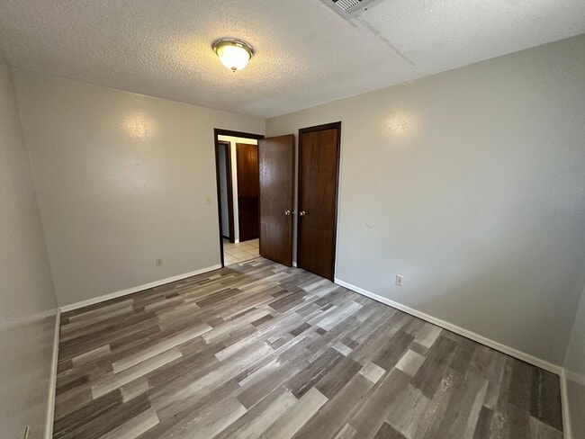 Building Photo - 3 Bed 1 Bath Brick Home with 1 Car Garage
