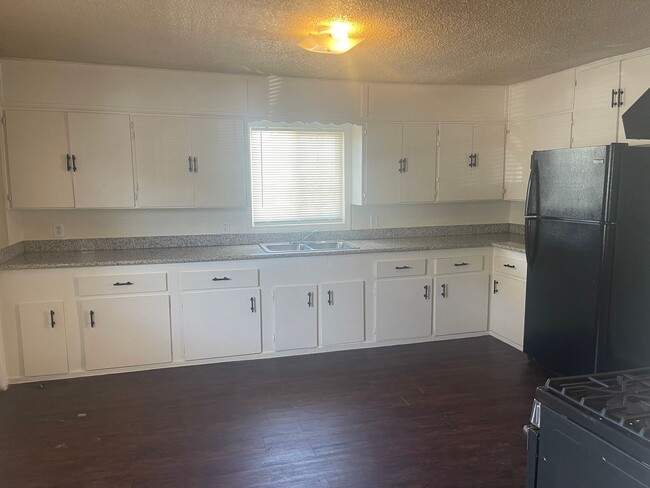Building Photo - Wonderful Stand Alone Home