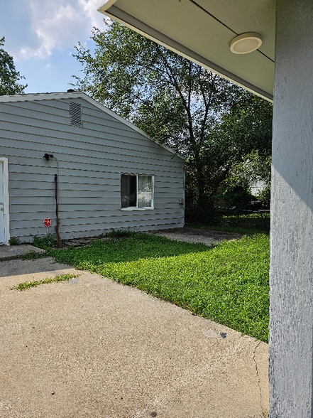 Building Photo - 702 Huey St