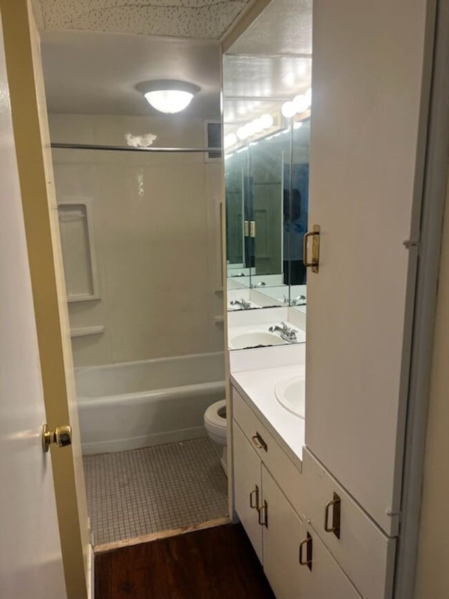 Building Photo - Midtown High Rise Apartment Available Now