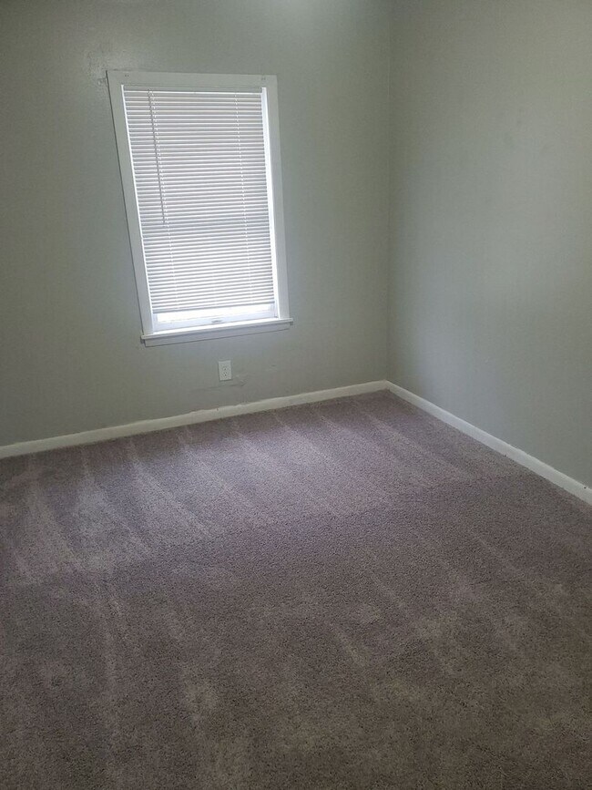 Building Photo - Washer/Dryer Hook Ups