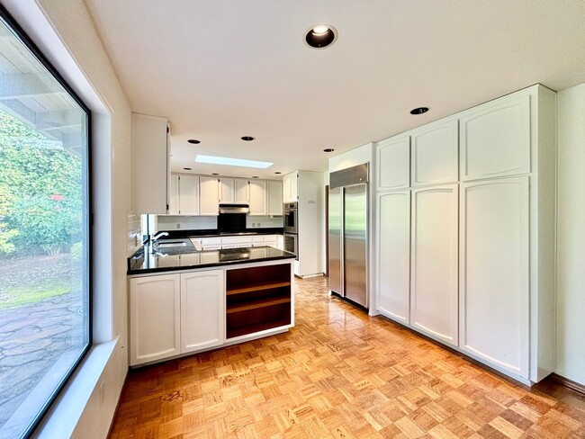 Building Photo - RARE Find House for Rent in Yarrow Point!