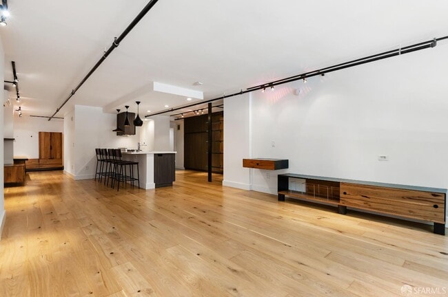 Building Photo - 1875 Mission St