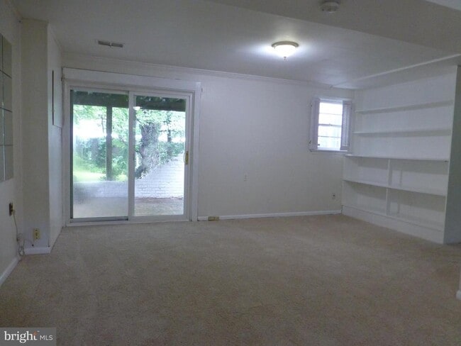 Building Photo - 2046 Greenwich St