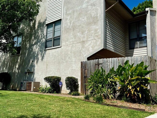 Building Photo - 823 Cardinal Creek Blvd