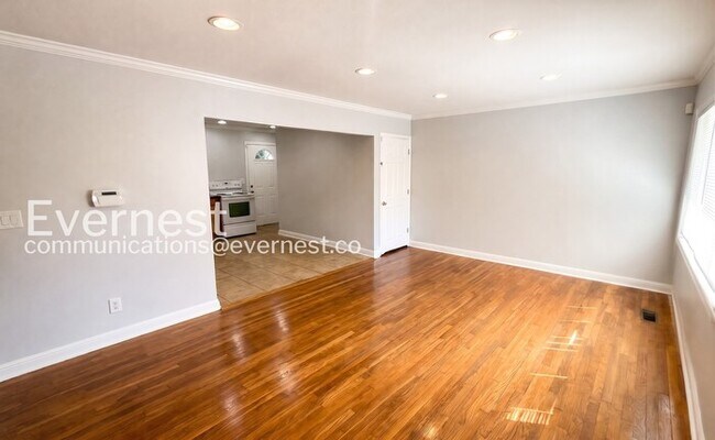 Building Photo - 2 Bed/1 Bath Home with Garage / Available Now!