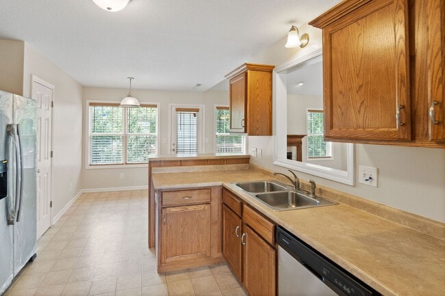 Building Photo - Come take a look at this 5 bedroom beauty!