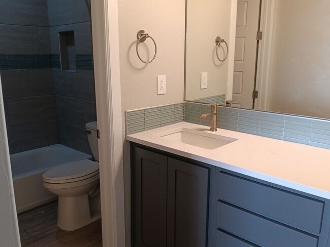 Building Photo - Stunning 4-bedroom, 3.5-bathroom home loca...