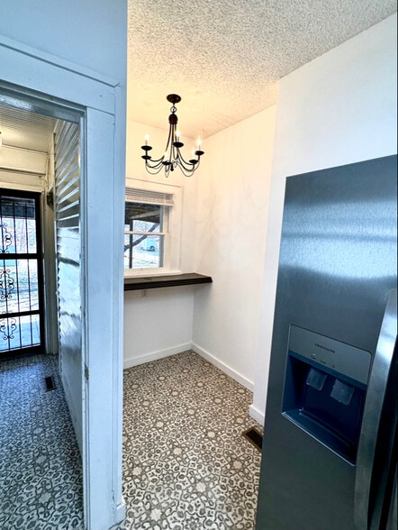 Building Photo - 236 S Charles St