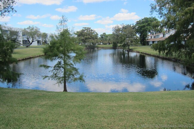 Building Photo - 1517 Woodbridge Lakes Cir