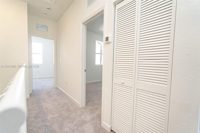 Building Photo - 2646 SE 27th Dr