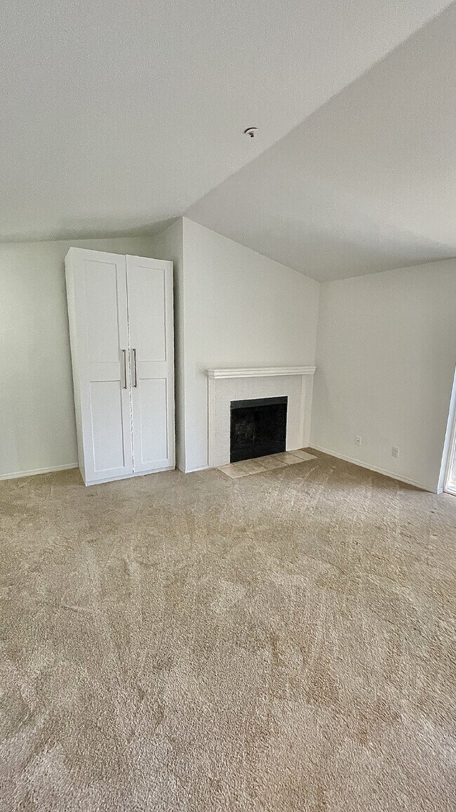 Building Photo - Serene Top-Floor Condo in Lake Forest Park...
