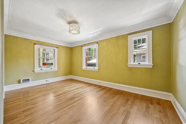 Building Photo - 118 NW King Ave