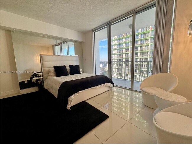 Building Photo - 1750 N Bayshore Dr
