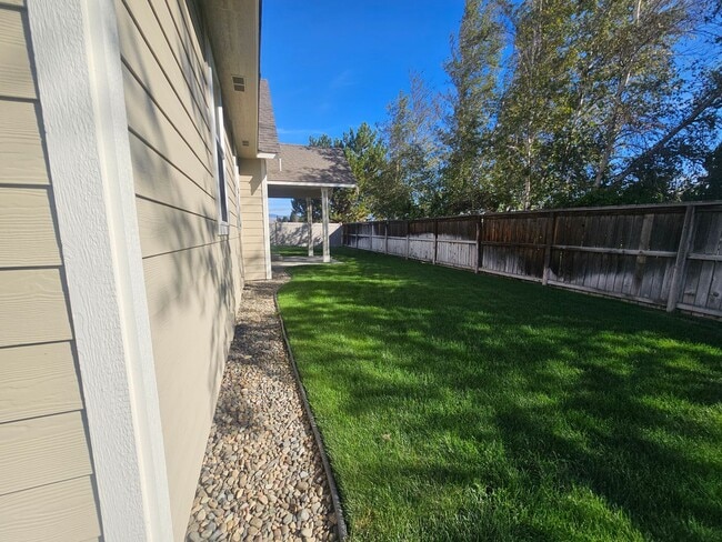Building Photo - Spacious Home!