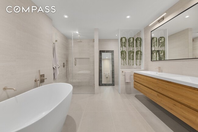 Building Photo - 404 E 76th St