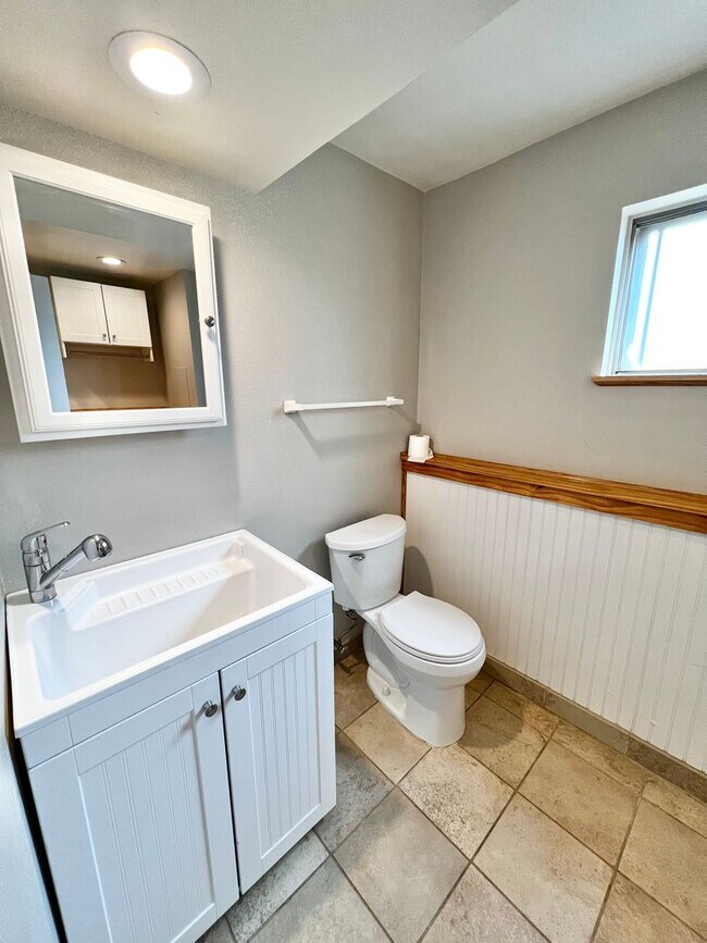 Building Photo - New on the Market! Charming 3-Bed, 1.5-Bat...