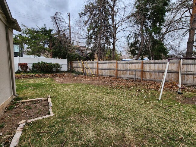 Building Photo - 3Spro2300 (Duplex)