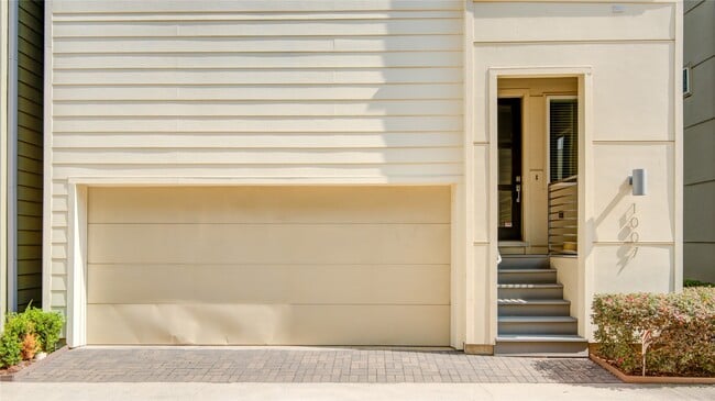 Building Photo - 1007 W 17th St