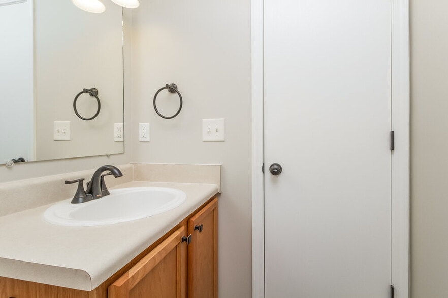 Building Photo - 2735 Sutherland Dr