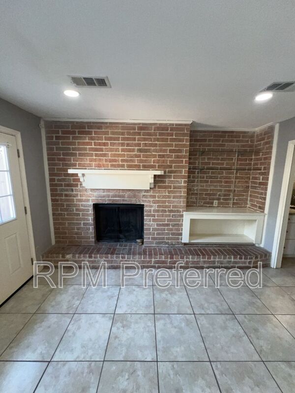Building Photo - 10379 Briar Forest Dr