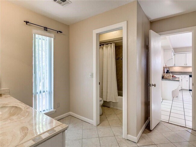 Building Photo - 1533 Glenbrook Dr