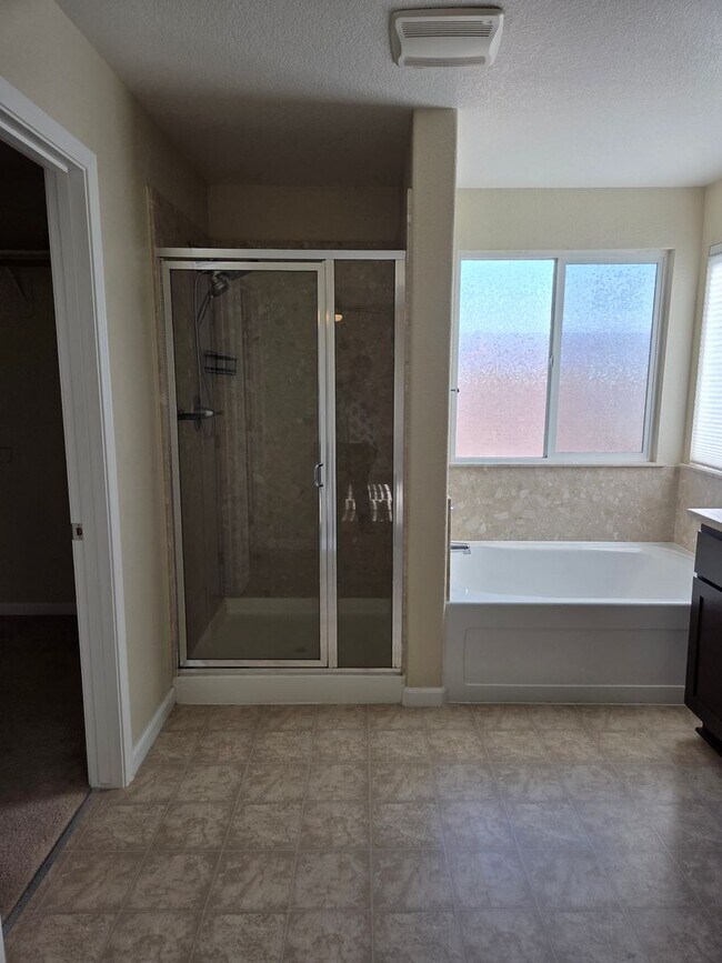 Building Photo - 1443 Greenbrier Dr