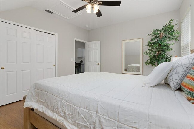 Building Photo - 216 Eastpark Dr