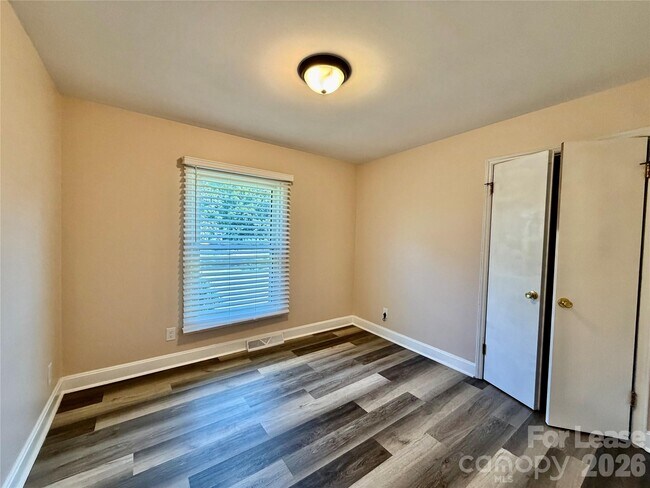 Building Photo - 3132 Dawnshire Ave
