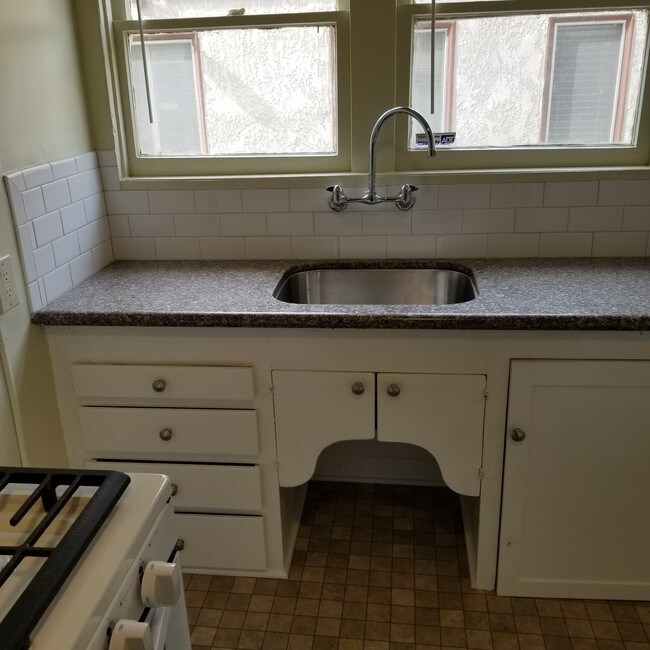 Building Photo - 1014 Newport Ave