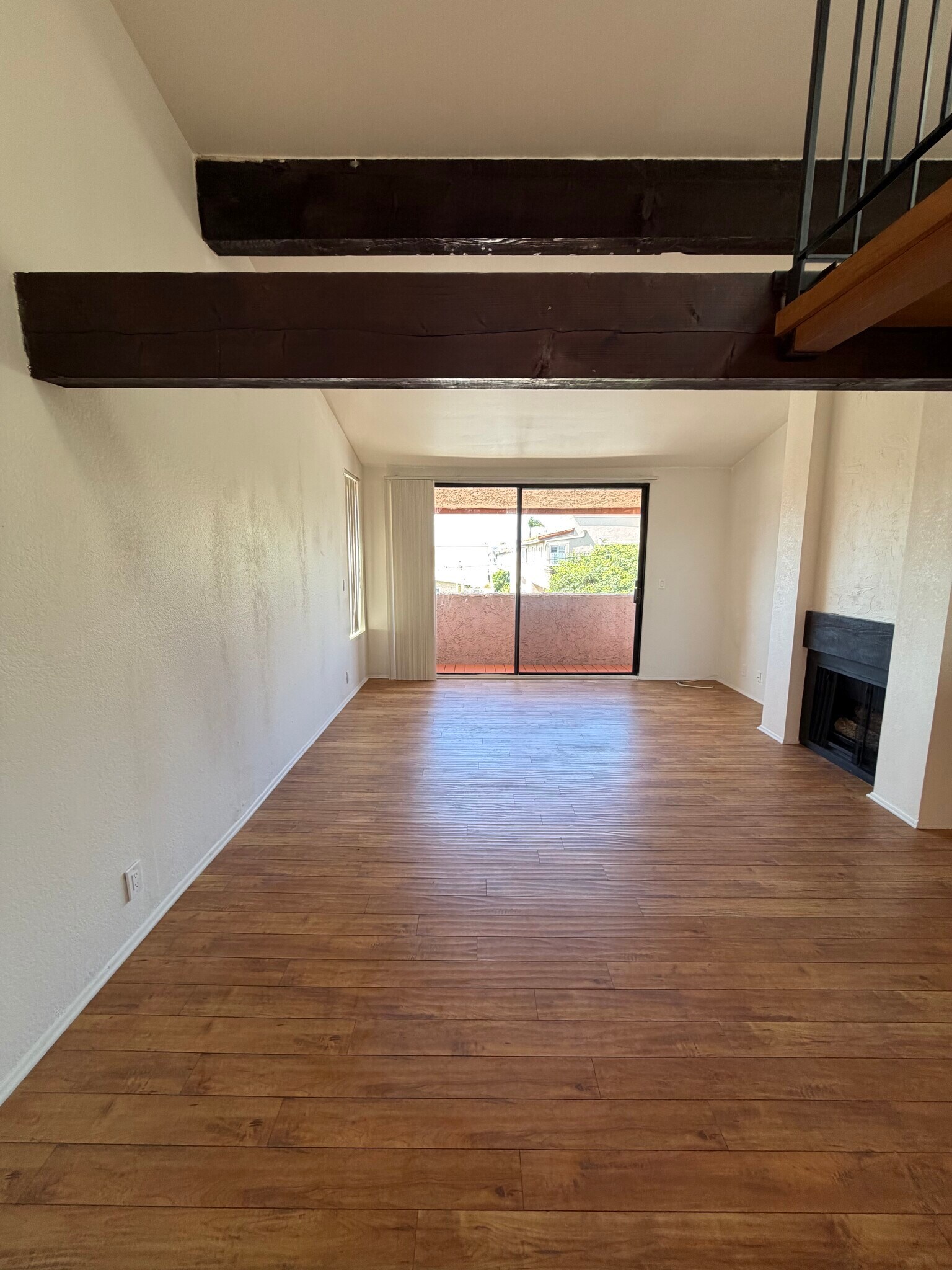 Living room from entrance - 700 1st St