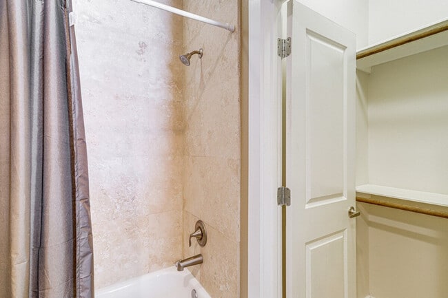 Building Photo - 1613 Bonner St