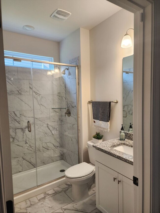 Building Photo - Like New Single Family Home minutes from B...