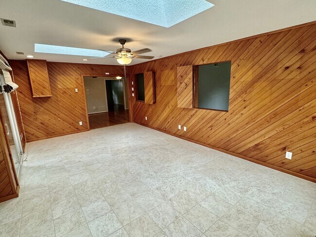 Building Photo - Newly Painted 4BR/2BA house in Pembroke Me...