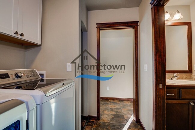 Building Photo - Spacious 4 bed 2.5 bath Home in Post Falls!