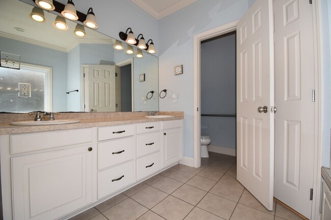 Building Photo - Spacious 3 Bedroom, 2 Bath Home