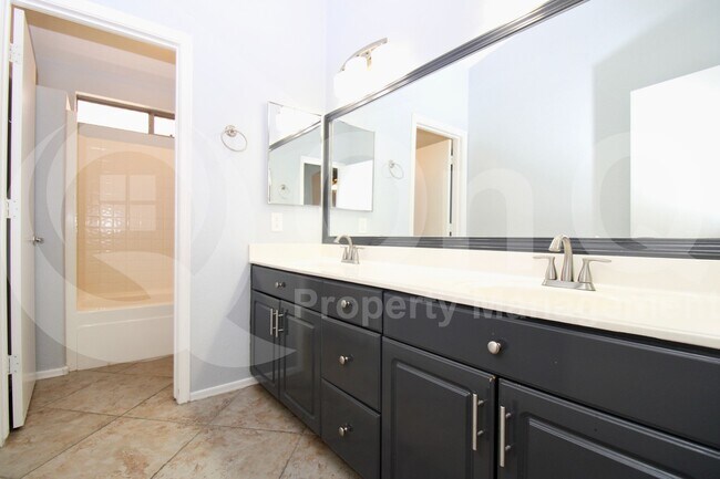 Building Photo - 511 E Pinto Dr