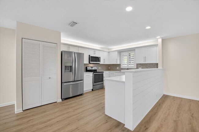 Building Photo - 4517 NW 5th Ave