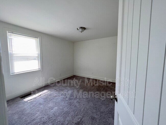 Building Photo - 1013 Chadwell Dr